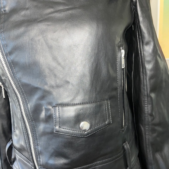 FOREVER 21 FAUX LEATHER BLACK COLD SHOULDER MOTO JACKET SIZE S NWOT. - Picture 2 of 10